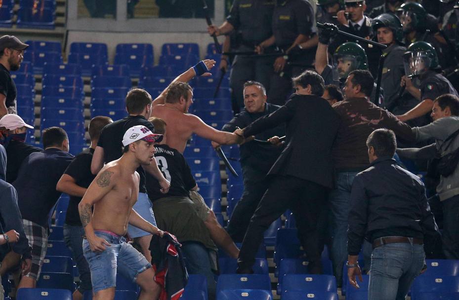Intervengono gli agenti di polizia per sedare gli ultr del CSKA. Poco prima diversi steward intervenuti per cercare di calmare gli animi erano stati picchiati (Ansa)